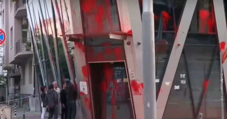 Ръководителят на ЕК у нас зове полицията да пази сградата от посегателства