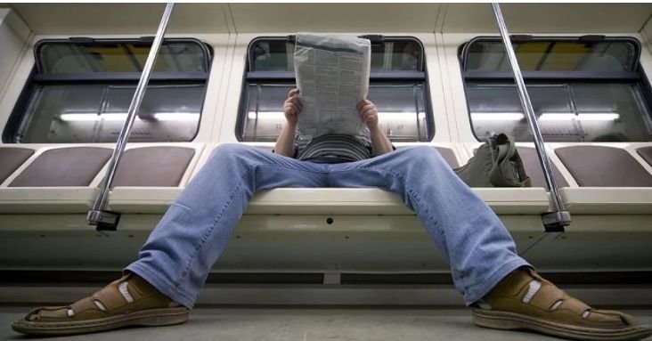 Испания забрани на мъжете да стоят разкрачени в метрото