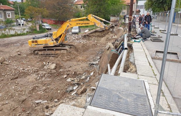 Тротоар в Дупница се свлече заради изкопни дейности