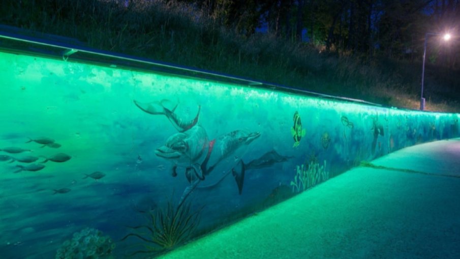 Светещи морски графити грейнаха на крайбрежната алея в Приморско