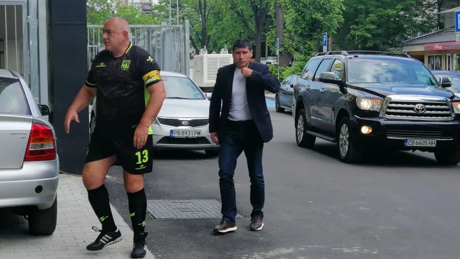 ХИТ НА ДЕНЯ: Бойко цъфна по гащета и бутонки в Пловдив (СНИМКИ)