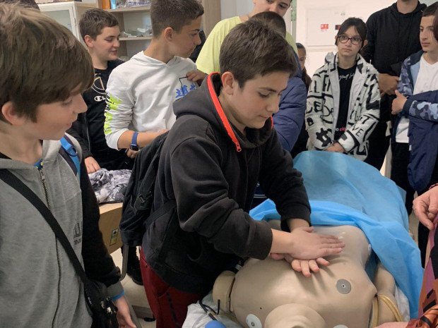 Бургаски ученици се учиха как да спасяват човешки живот