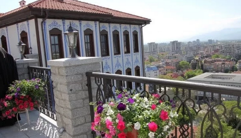 НЕСТАНДАРТНО ШОУ: Парапланерист кацна върху най-новата църква в Пловдив