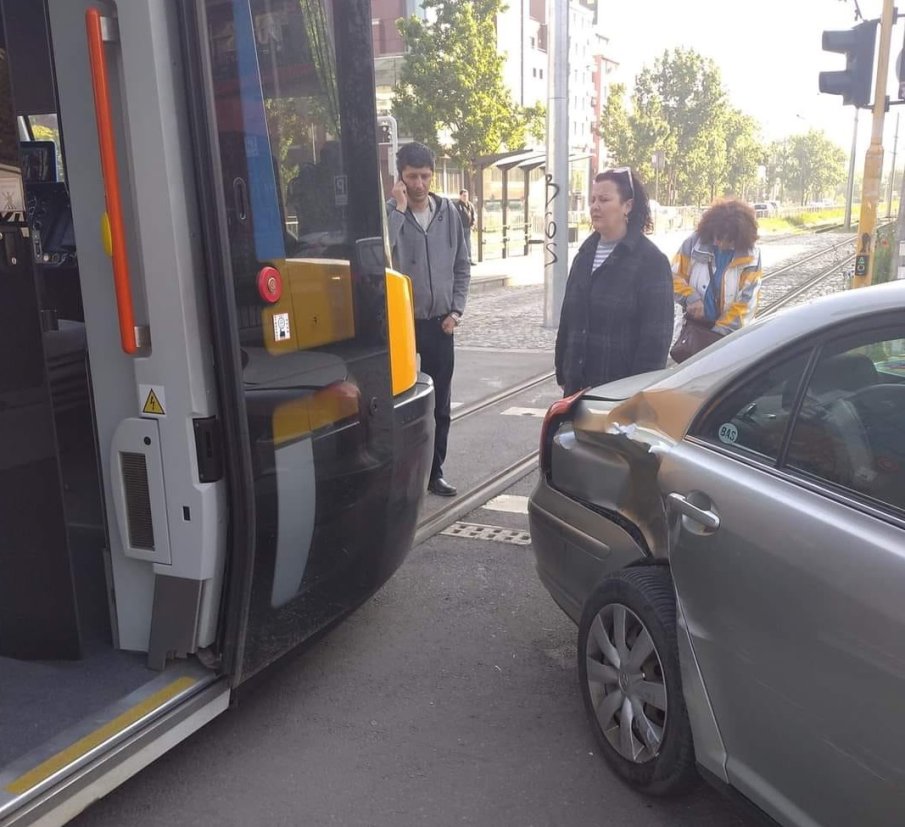 Катастрофа между трамвай № 5 и кола в София (СНИМКИ)