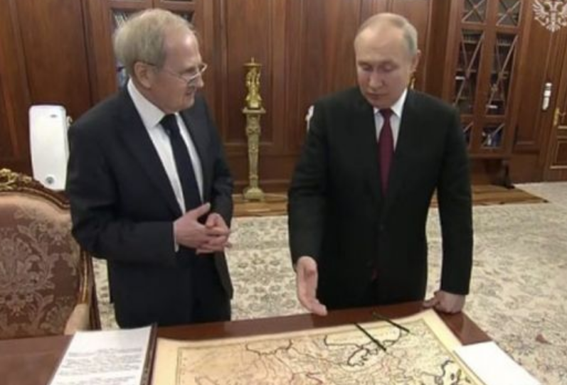 Путин и шефът на руския Конституционен съд пренаписват историята на Украйна