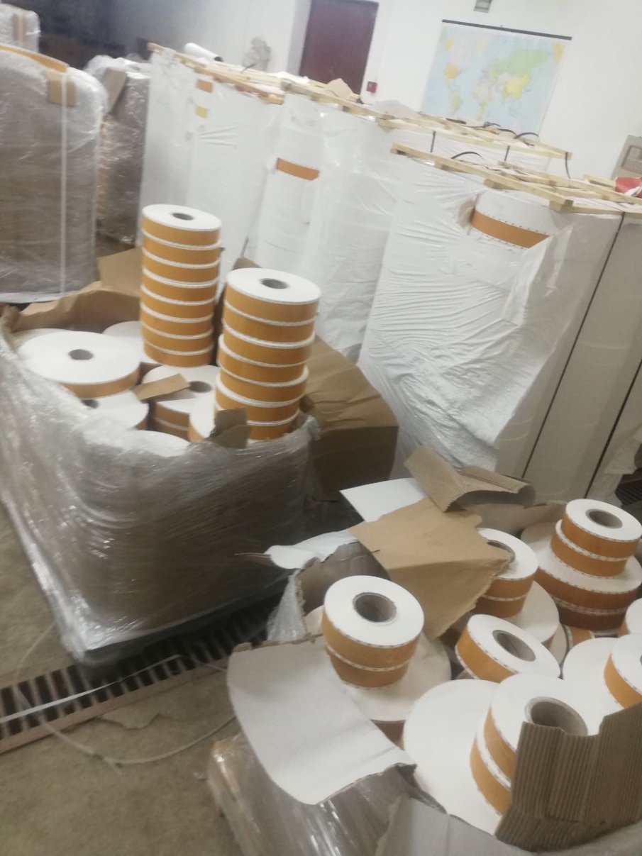 14 палета филтърна хартия за нелегално производство на цигари задържаха митнически служители