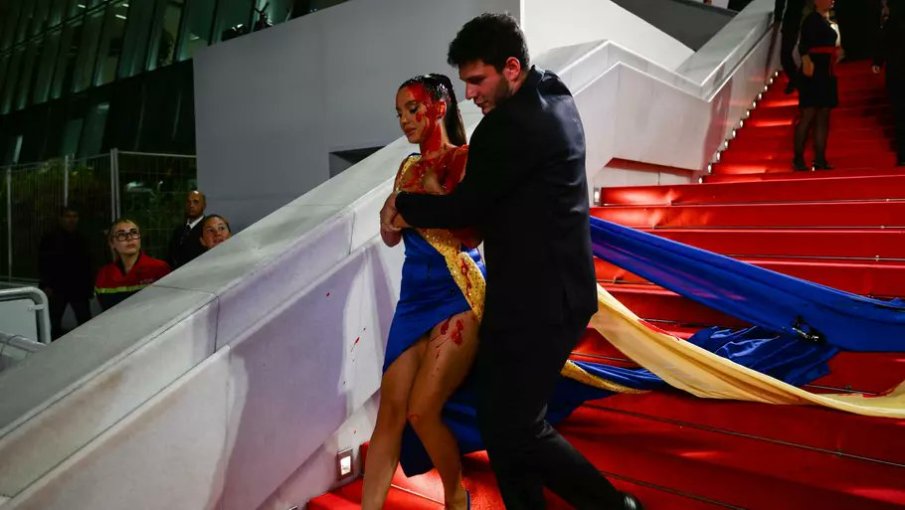 Жена, облечена с цветовете на Украйна, се заля с кръв на фестивала в Кан (ВИДЕО)