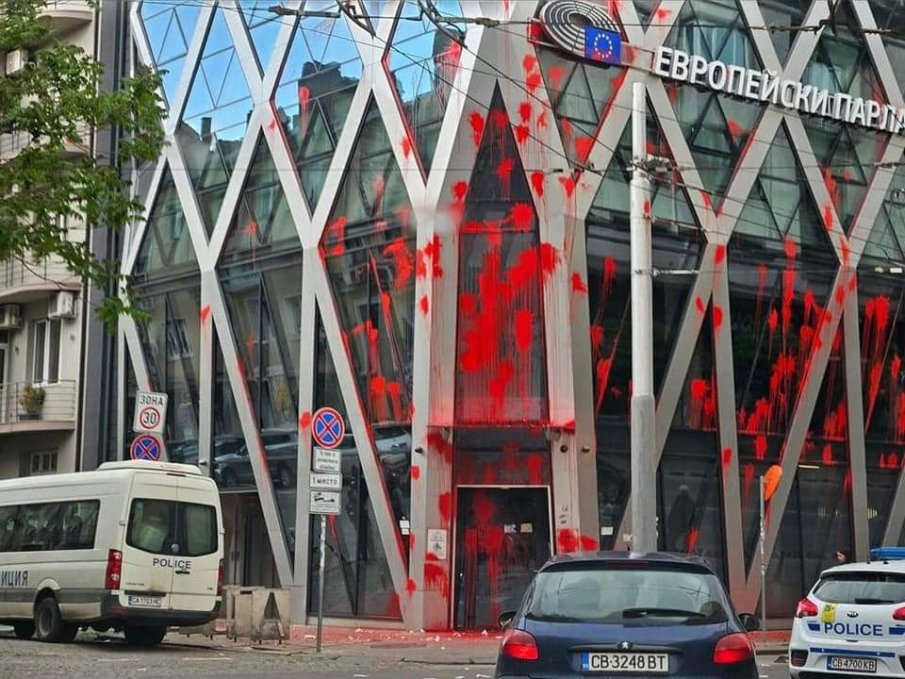 Активисти на Възраждане оцапаха с червена боя сградата на ЕК у нас