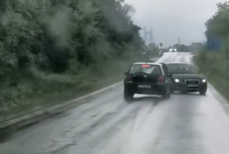 ШОК НА ПЪТЯ: Пиян шофьор си играе на блъскащи колички край Хасково (ВИДЕО)