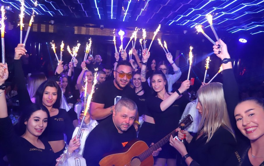 Коцето разтърси с мощно парти и признание пред родителите си