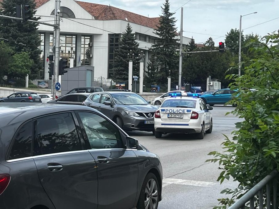 ЕКШЪН В ПИК: Патрулка се блъсна в джип на Румънското посолство, почерня от полиция (ВИДЕО)