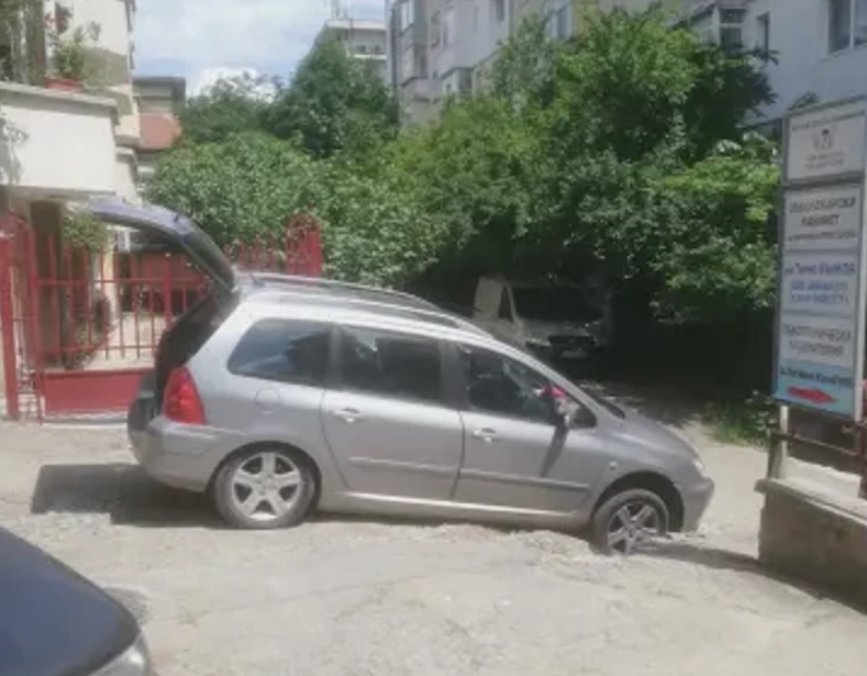 Кола пропадна в дупка в Стара Загора