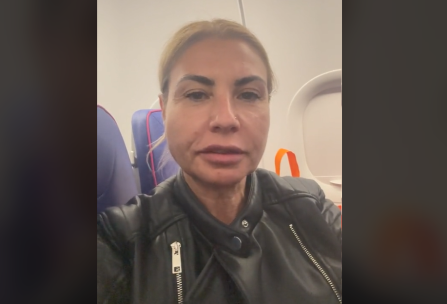 ПЪЛЕН ШАШ: Пътници се залостиха в самолет, кацнал във Варна вместо в София (ВИДЕО) ПЪЛЕН ШАШ: Пътници се залостиха в самолет, кацнал във Варна вместо в София (ВИДЕО)