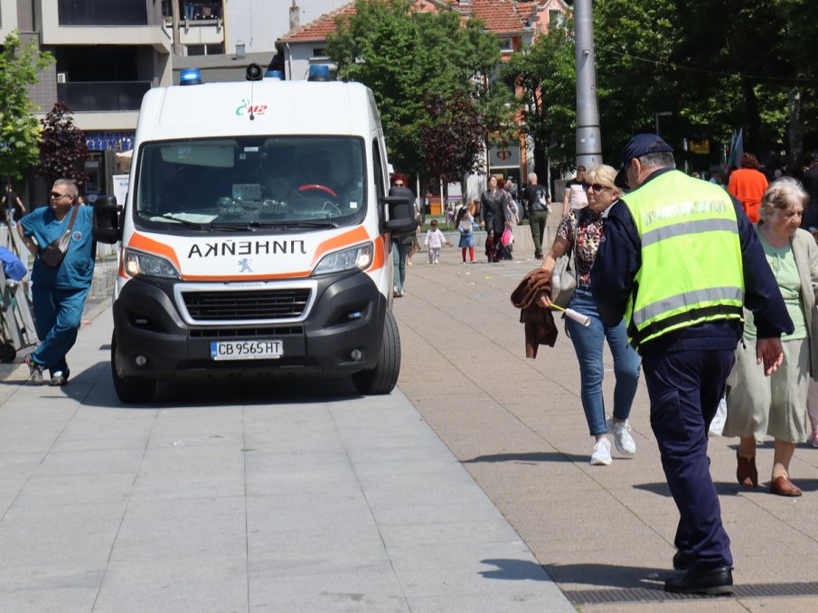 15-годишен ученик колабира по време на шествието за 24 май в Бургас