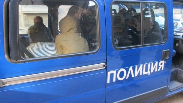 ИЗВЪНРЕДНО! Спряха камион с 30 мигранти край Горна Оряховица