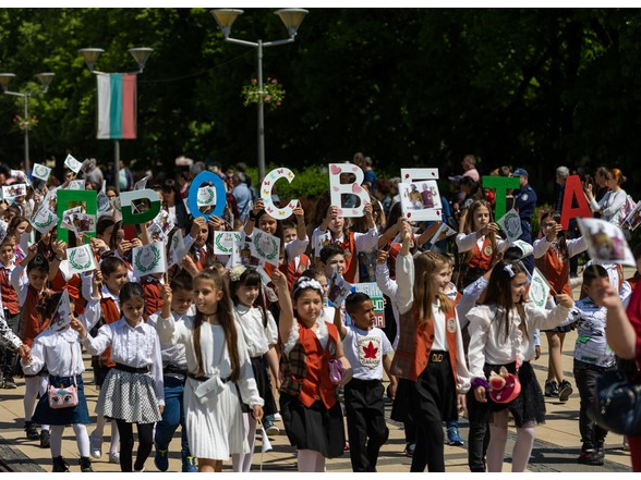 Парад на над 3000 ученици събра овациите на перничани на тържествата за 24 май