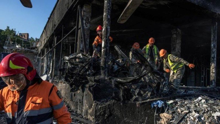 Трима загинали и 18 ранени след руска въздушна атака по Днипро