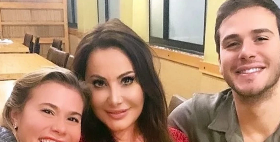 Синът на Илия Павлов доведе ново гаджe на Дарина