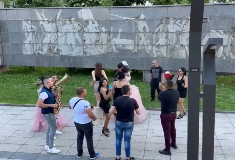 ГАВРА: Абитуриенти друсат кючеци до паметника на Христо Ботев във Враца (ВИДЕО)