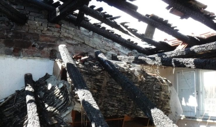 Майстори запалиха покрив на къща в Приморско, единият получи ужасни изгаряния
