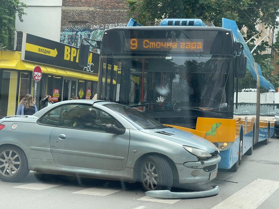 ПЪРВО В ПИК: Тролей помля кабрио на възлов булевард в столицата (СНИМКИ)