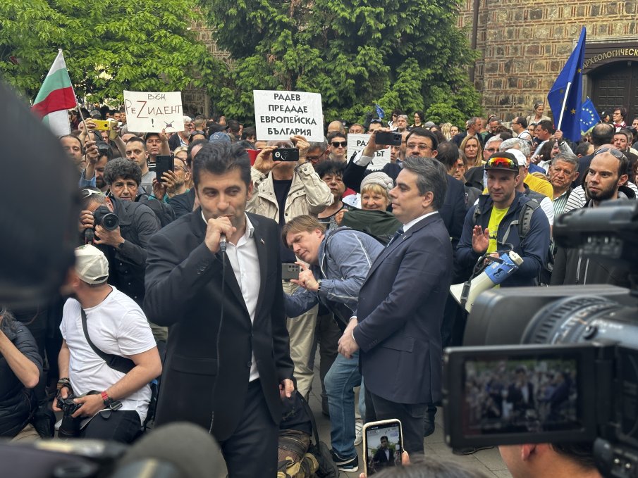 Киро и Асен правят цирк пред президентството - плашат спецслужбите, вещаят нова желязна завеса и говорят за имунитета на Борисов