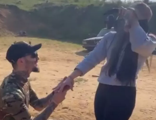 Вижте как украински боец взриви граната пред любимата си и й предложи брак (ВИДЕО)
