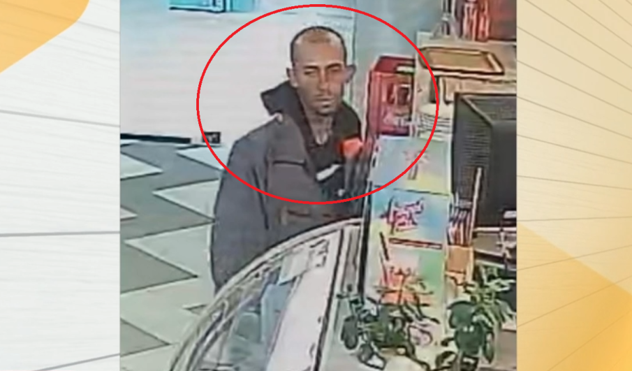 ДРЪЖТЕ КРАДЕЦА: Този мъж задигна пари и телефон от сладкарница в Пловдив