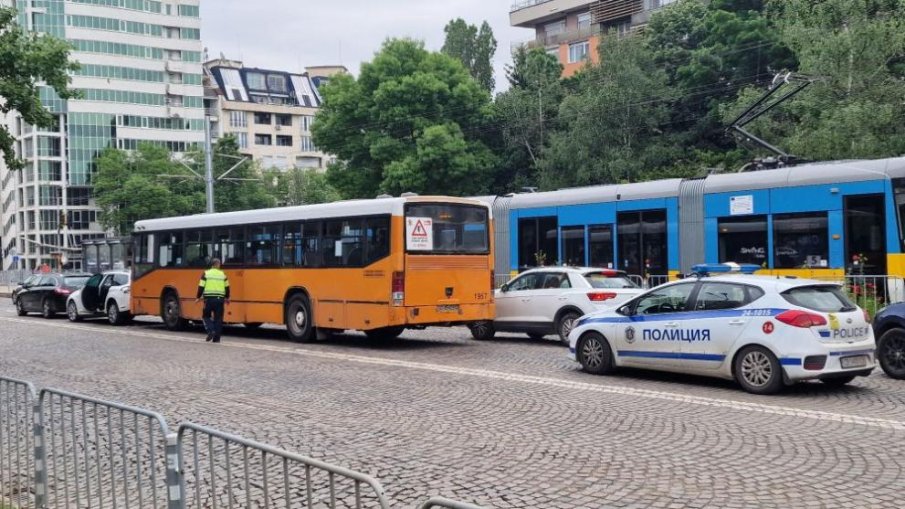 Автобус и кола се удариха на столичен булевард (СНИМКИ)