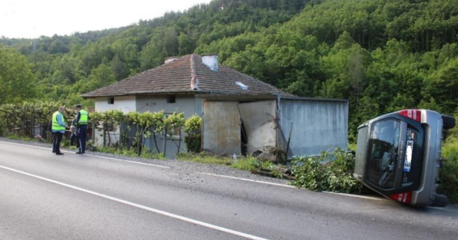 Кола се блъсна в гараж на пътя Разлог-Симитли