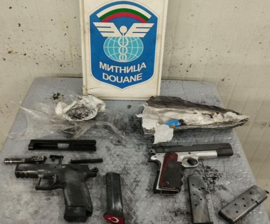 Иззеха контрабандни бойни пистолети на „Капитан Андреево“ (СНИМКИ)