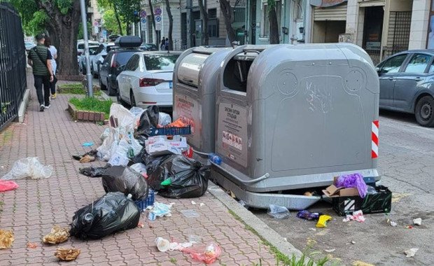 Центърът на Варна заприлича на сметище