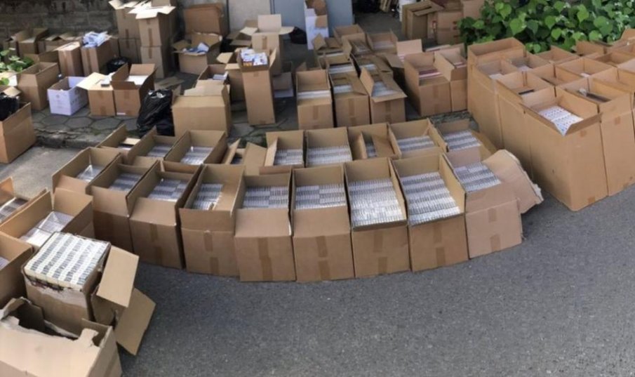 Откриха над 100 бокса контрабандни цигари в Раднево