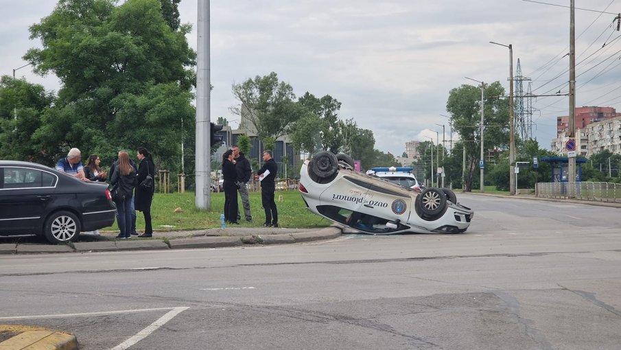 Кола се приземи по таван на главен булевард в квартал „Дружба“ (СНИМКИ)