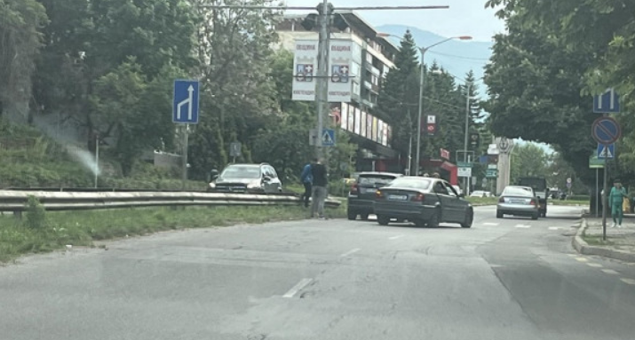 Две жени премериха здравината на колите си в Кюстендил