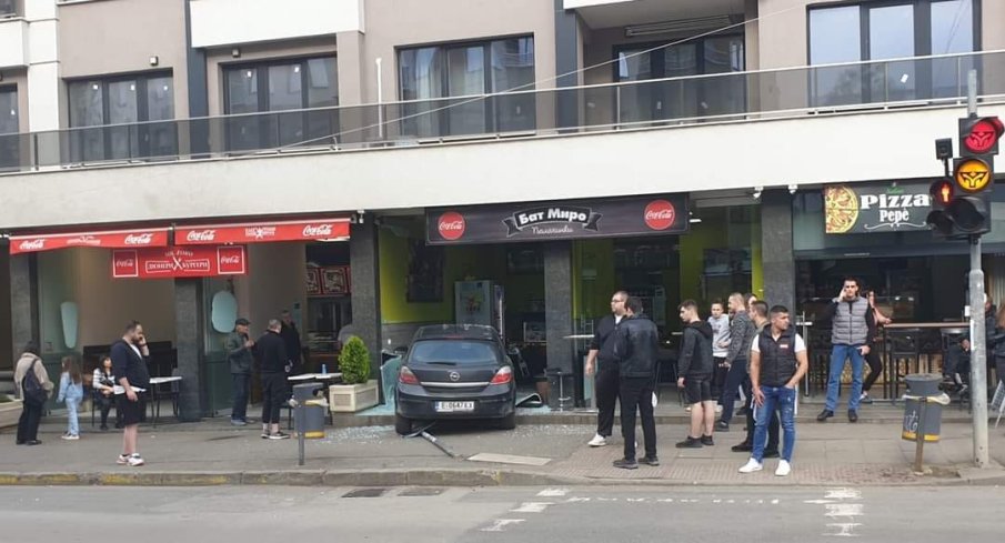 Кола се заби в заведение в Студентски град