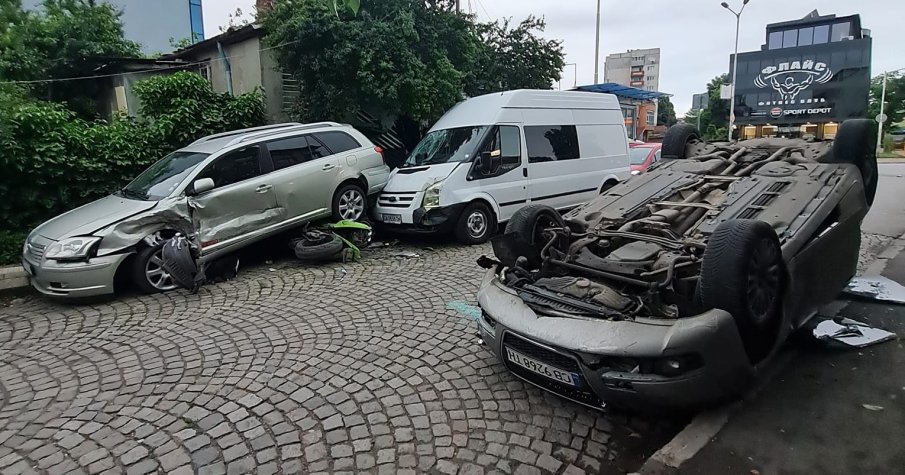 АВТО ЕКШЪН: Джигит паркира по таван, помитайки бус, кола и мотор в София (СНИМКИ)