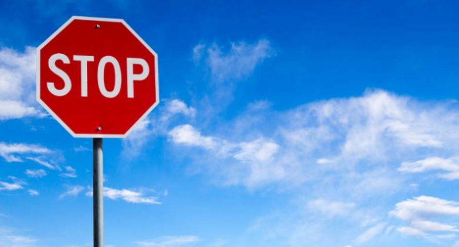 Вандалска проява: Задържаха мъж, изкъртил пътен знак в Кюстендил