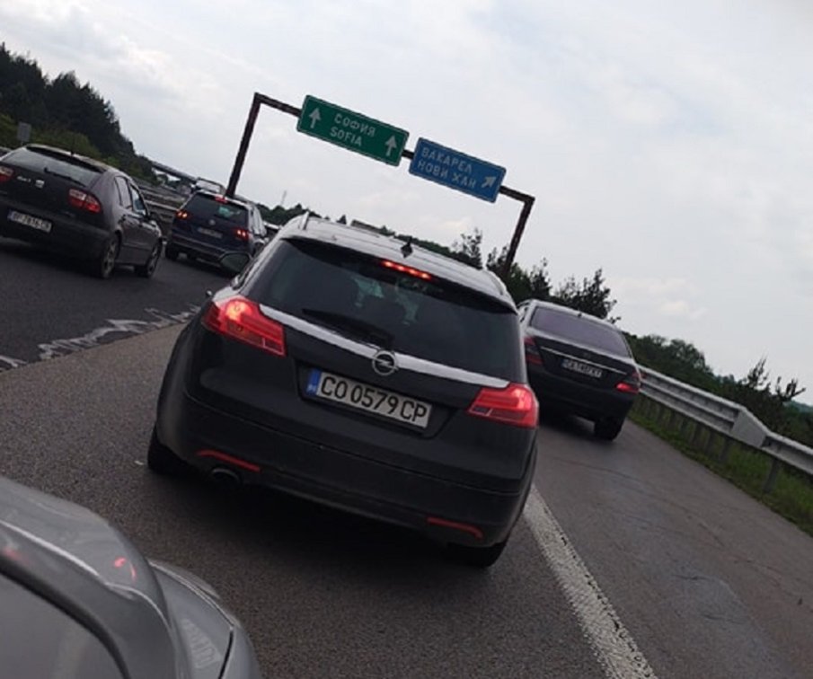 ТАПА: Километрично задръстване на магистрала Тракия в посока София, шофьори шпорят през аварийната лента (СНИМКИ)