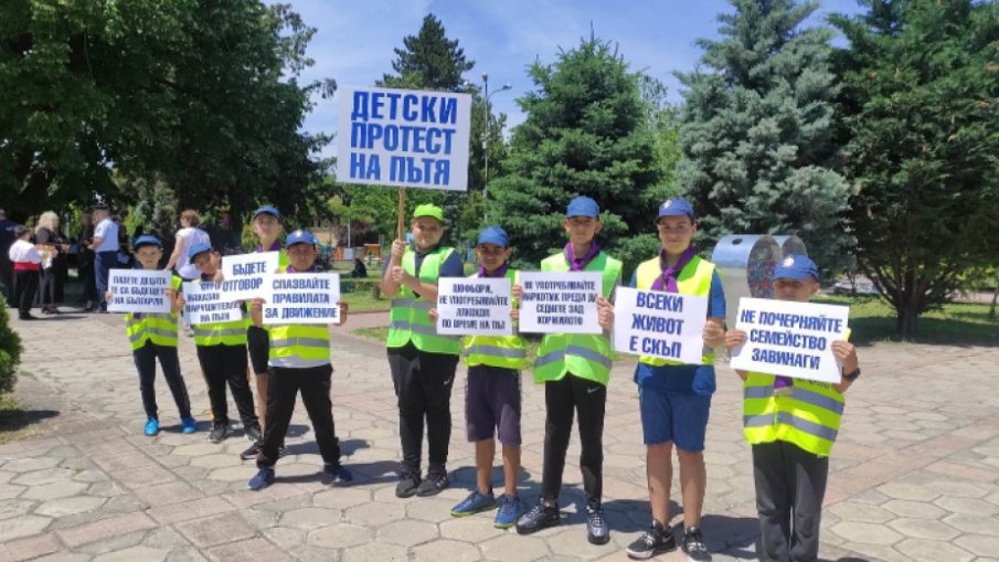 Мълчалив детски протест срещу войната по пътищата в Ресен