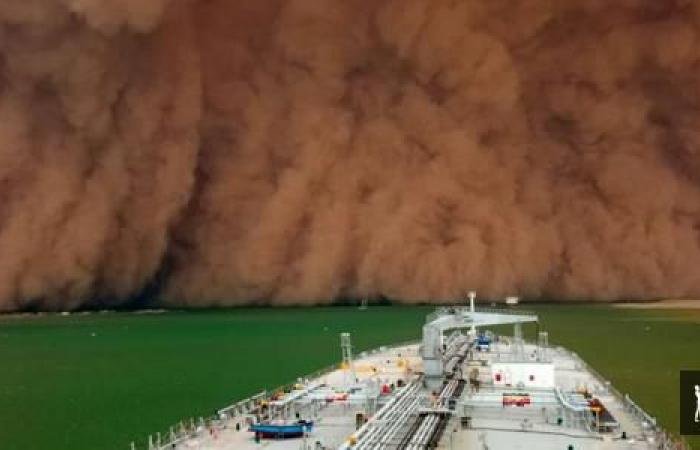 Силна пясъчна буря покри Суецкия канал, има загинал и ранени (ВИДЕО)