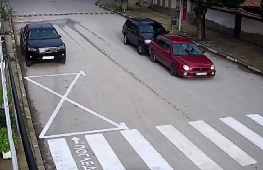 Бабаит нарочно блъсна и влачи кола на общински съветник в Антоново