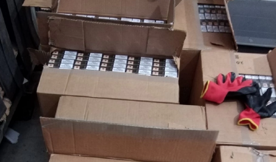 Митничари на МП Лесово откриха 600 000 къса контрабандни цигари в мебели (СНИМКИ)