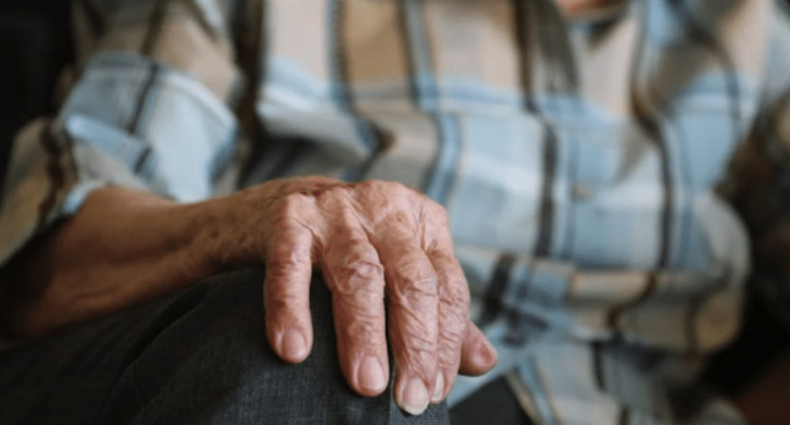 24-годишен отмъкна 350 лв. от възрастен мъж