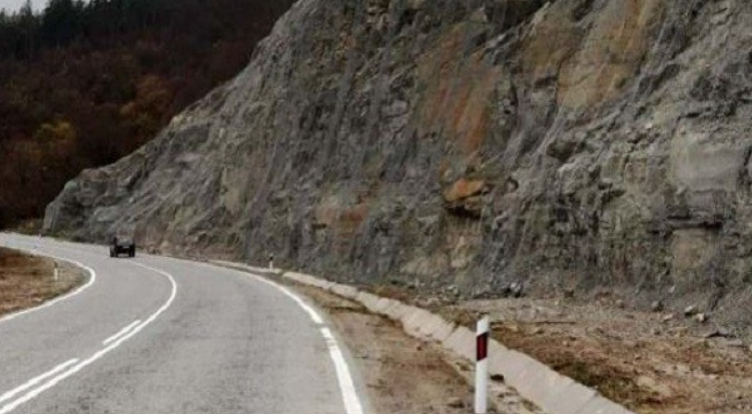 Ремонт затруднява движението по път Враца - Мездра