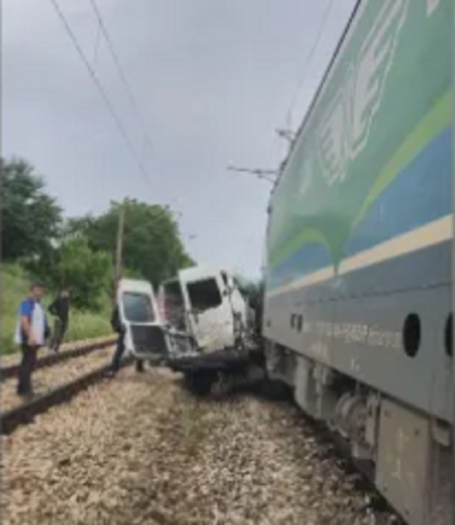 ДОКОГА?! Влак размаза бус край Плевен, двама загинаха (СНИМКИ)