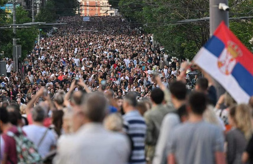 Десетки хиляди на антиправителствен протест в Белград (ВИДЕО)