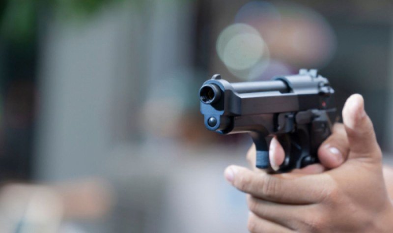 Дете на 6 години се простреля с пистолет в кола пред дома си