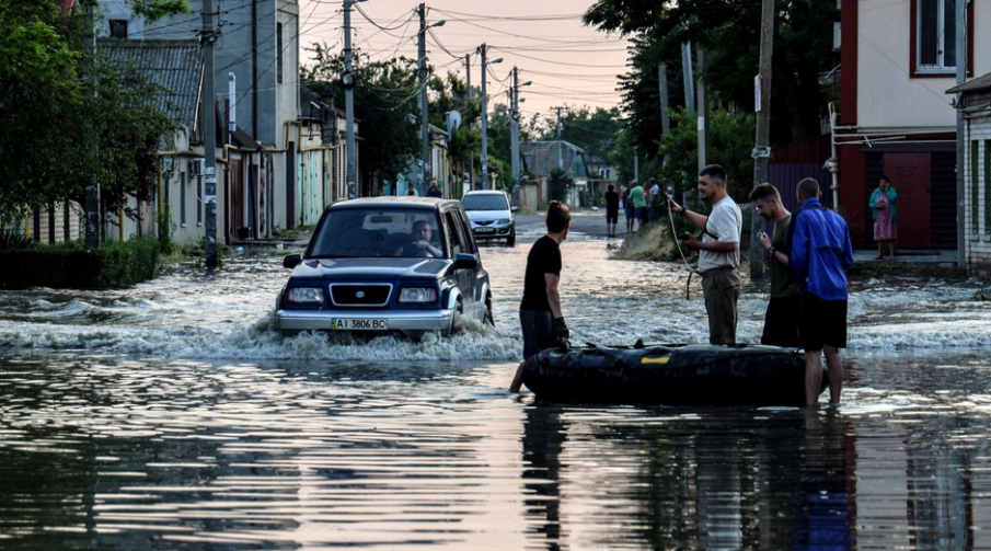 Кремъл: Киев обстрелва спасители в наводнените райони