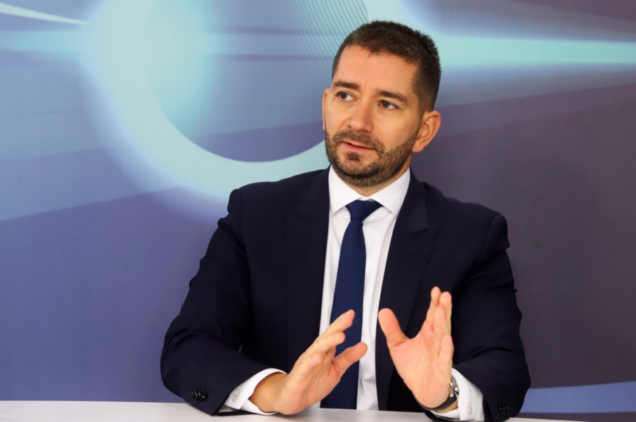 Политологът Слави Василев: Правителството ще отиде много бързо в историята - кумове на сватбата са Пеевски и Карадайъ